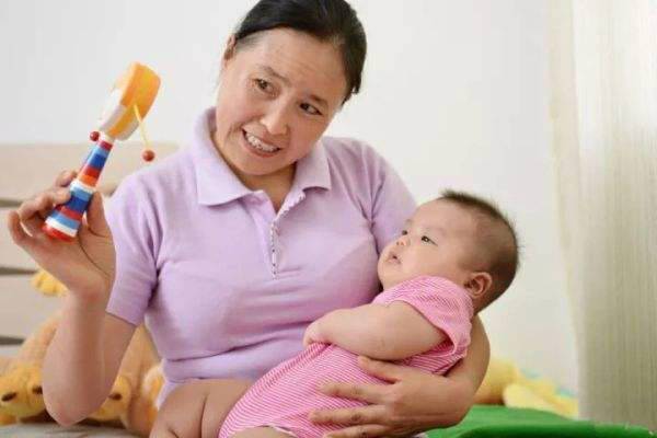 月子到底去月子中心还是请月嫂,坐月子是去月子中心还是月嫂好