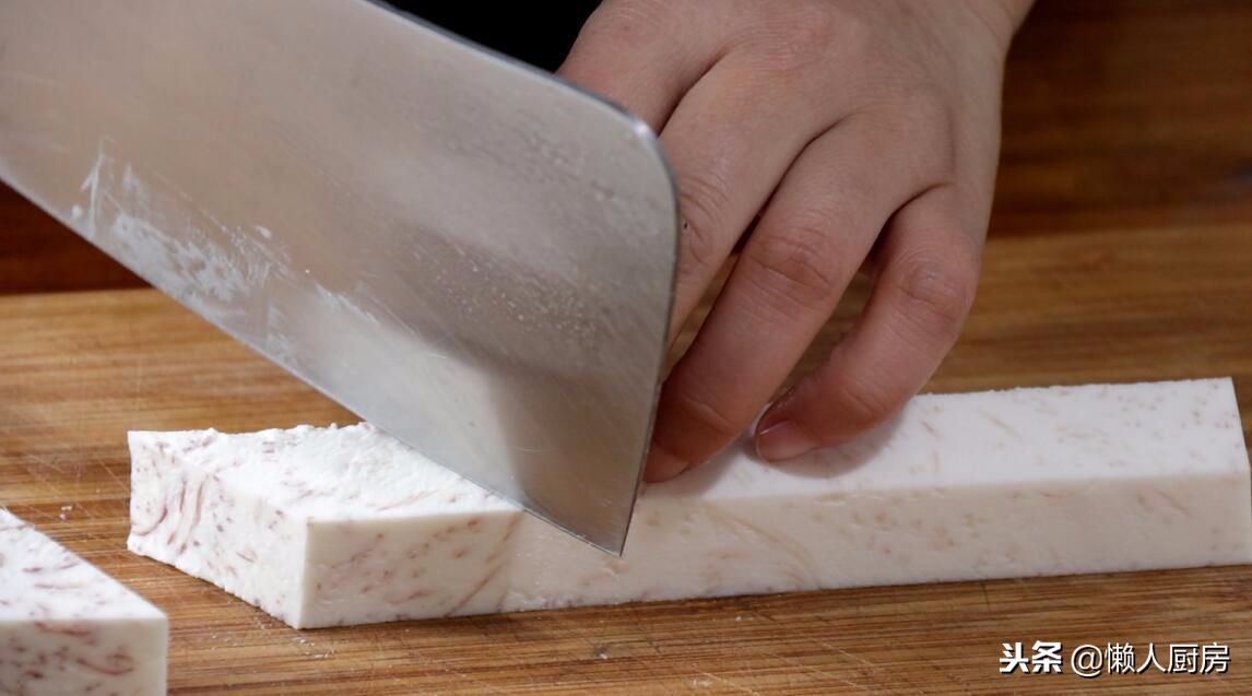 芋头这样做最好吃,一炸二炒两步搞定,外皮酥脆,内里咸香粉糯