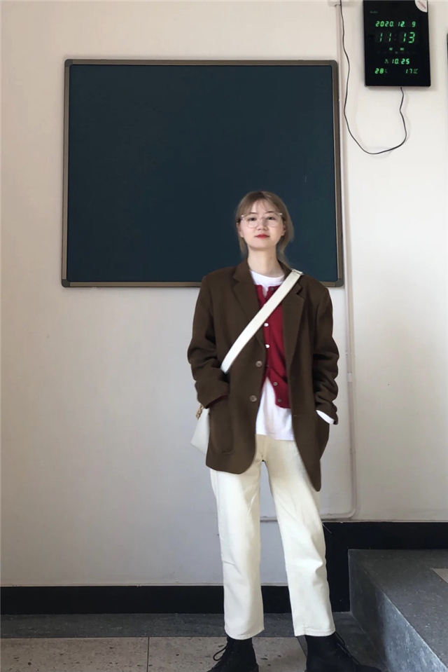 怎么把红色穿出不落俗套的时髦感,红色显土穿什么颜色好看