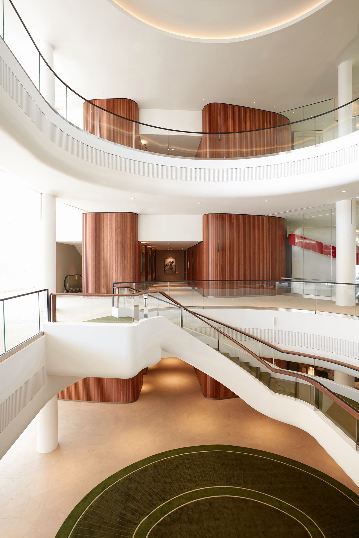 这个赛马俱乐部看台开放后,喜欢赛马的人数倍增