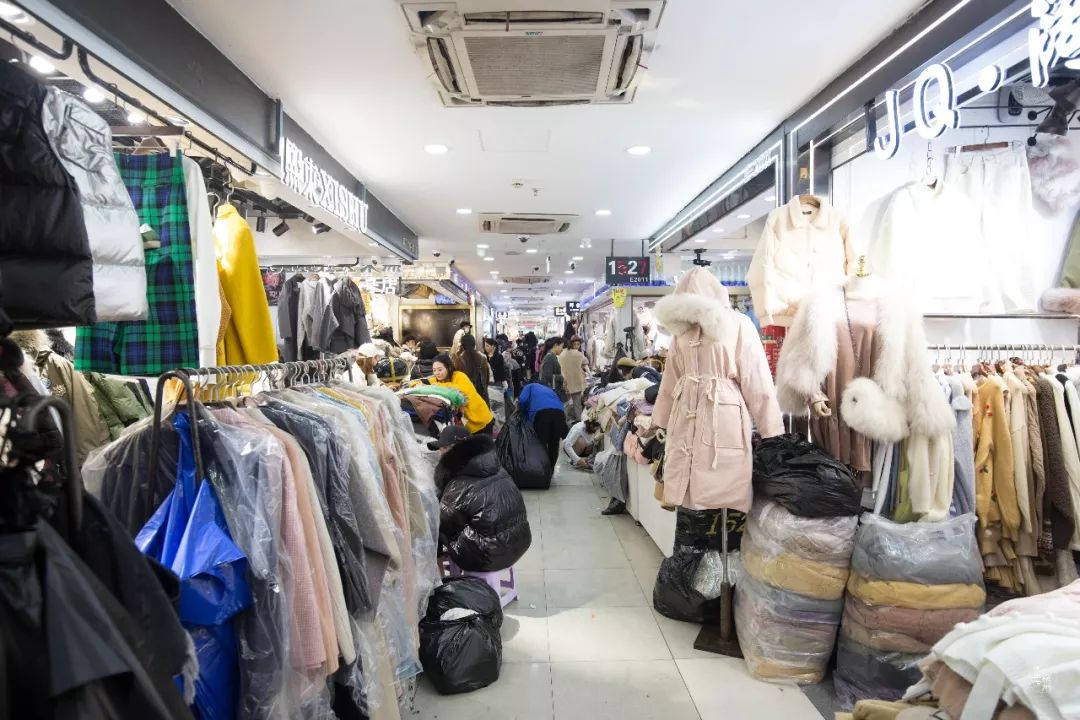 四季青男士毛衣大甩卖宽松轻薄,四季青女装清仓特价毛衣白色