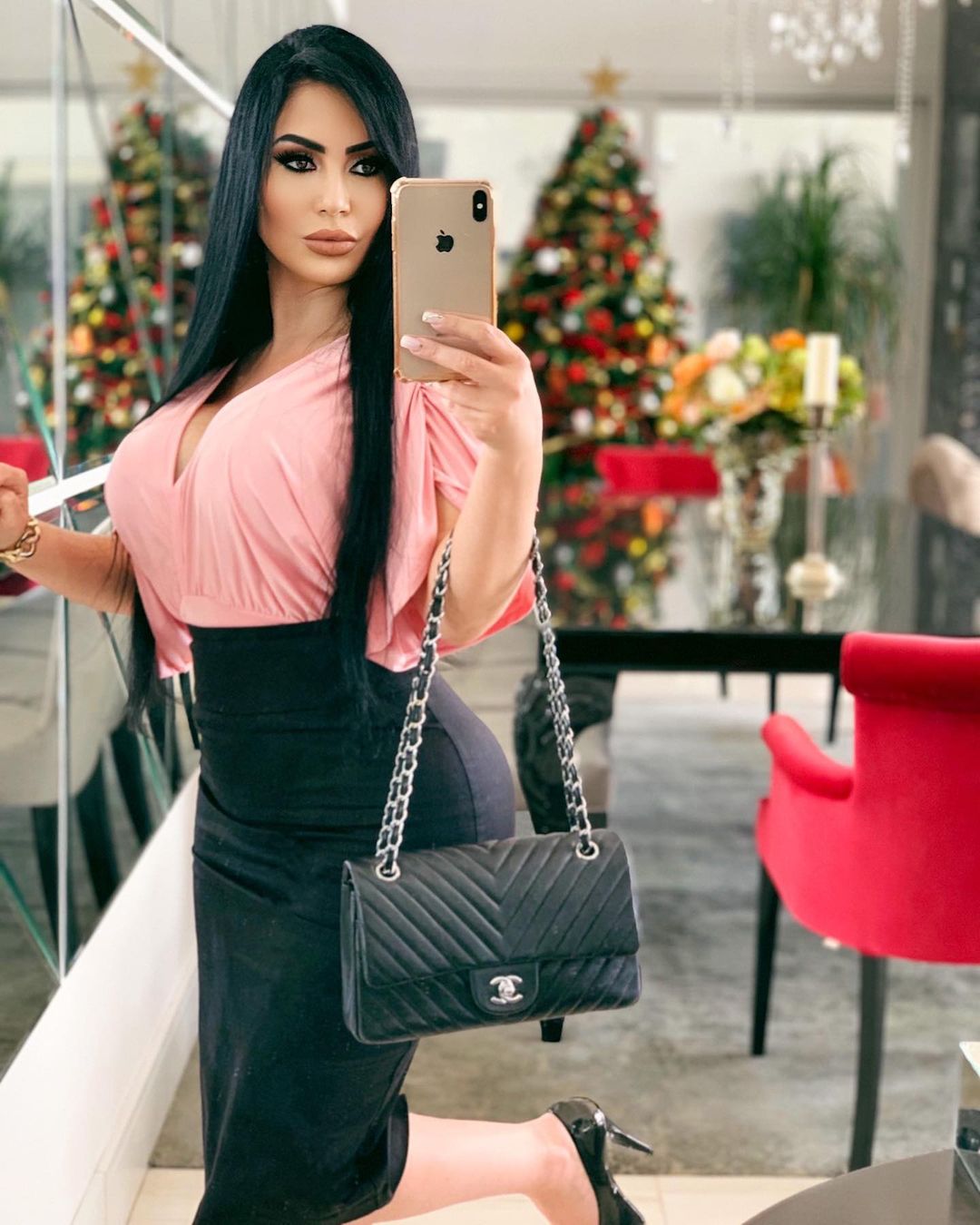 她是巴西的律政新人，热爱健身，丰盈的体型有着极致的曲线之美