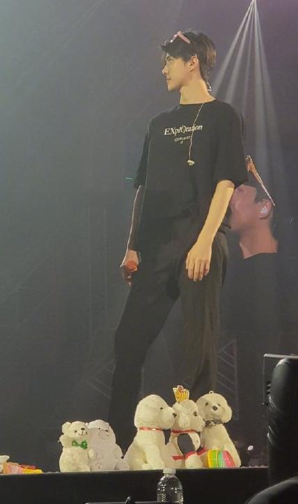 got7演唱会王嘉尔被彩带吓到,王嘉尔摸手认got7成员