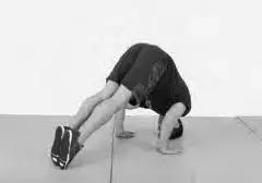 瑜伽倒立的好处及正确的倒立方法,床头倒立的好处及正确的倒立方法