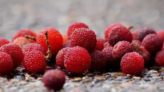 3个桃子26块钱,3个桃子28元