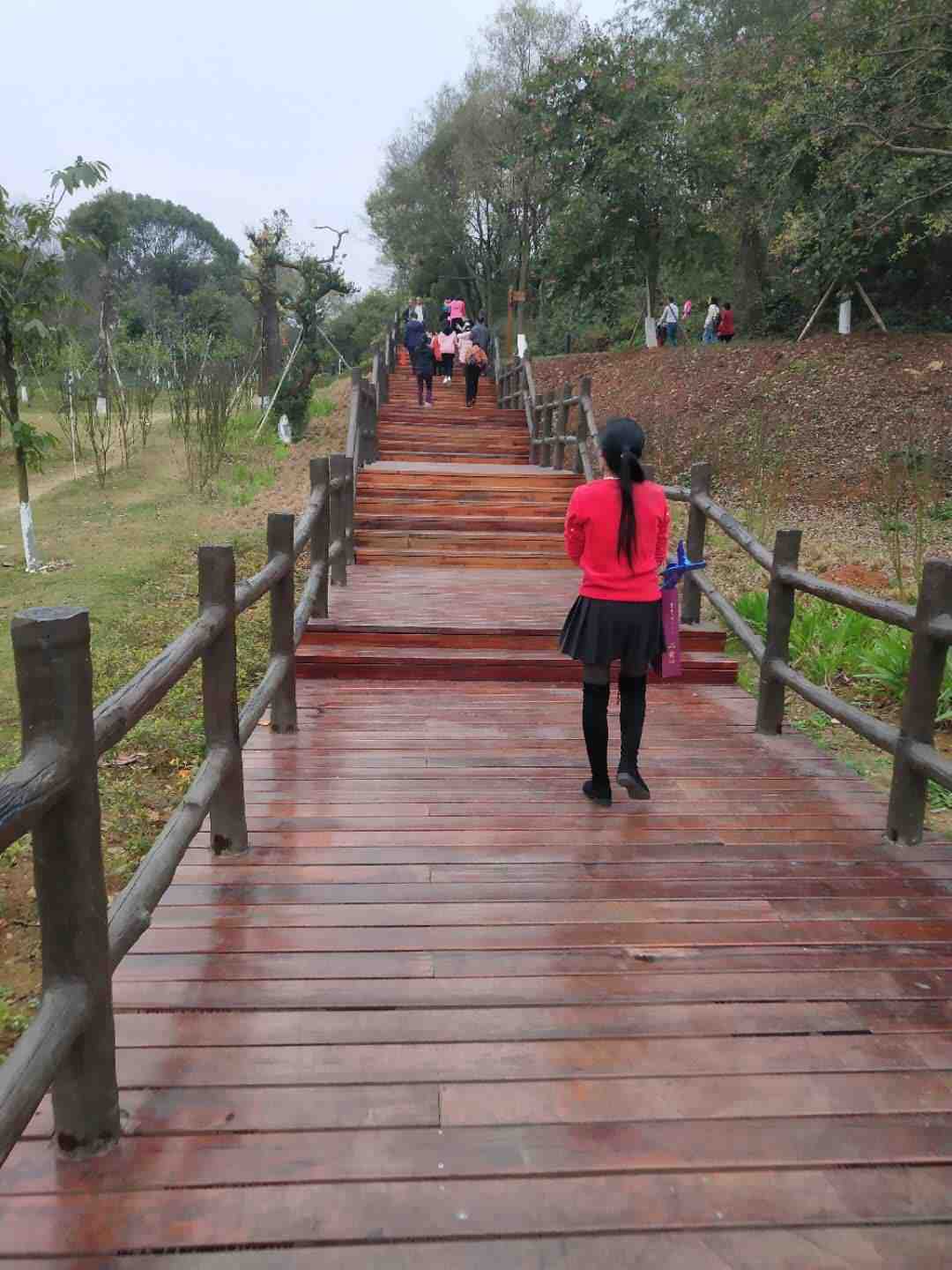 情知不久须相见，一日甚三秋，愁来不自由。‖马坝人遗址公园