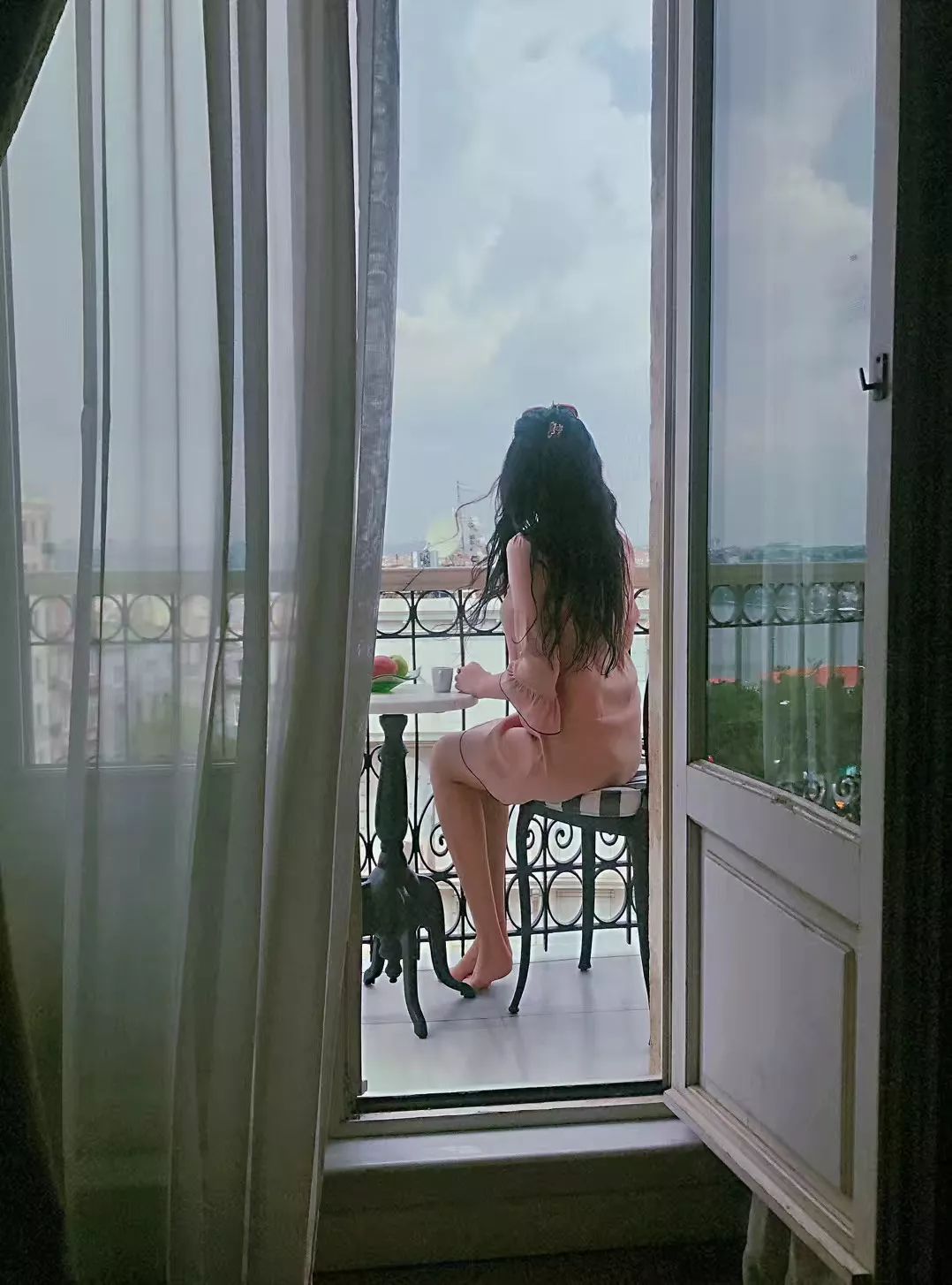 与其魂牵人间不如自成宇宙,与其互为宇宙不如自成江湖