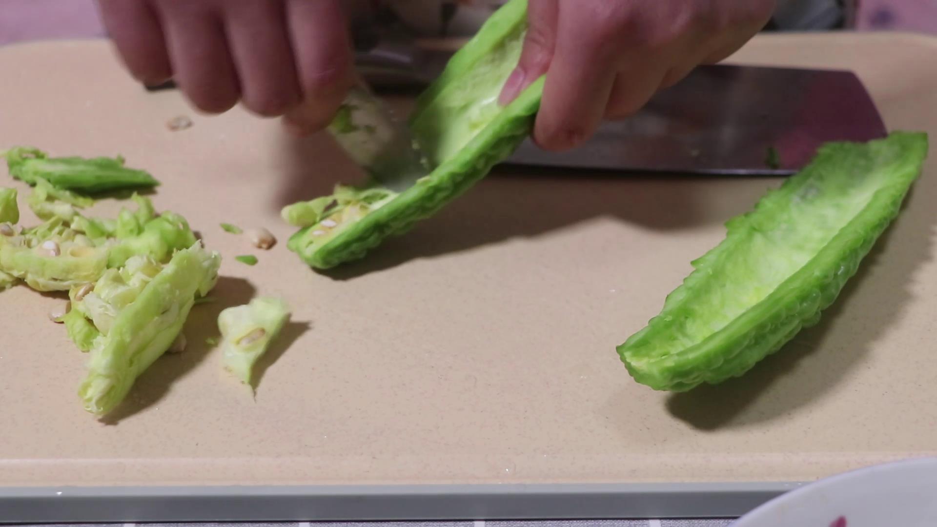 苦瓜如何做才不苦,苦瓜豆腐干炒鸡蛋怎么做苦瓜不苦