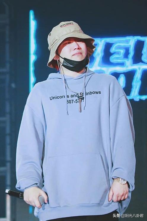 PGone复出受挫，现身酒吧表演不准上台，唱十分钟被骂到退场