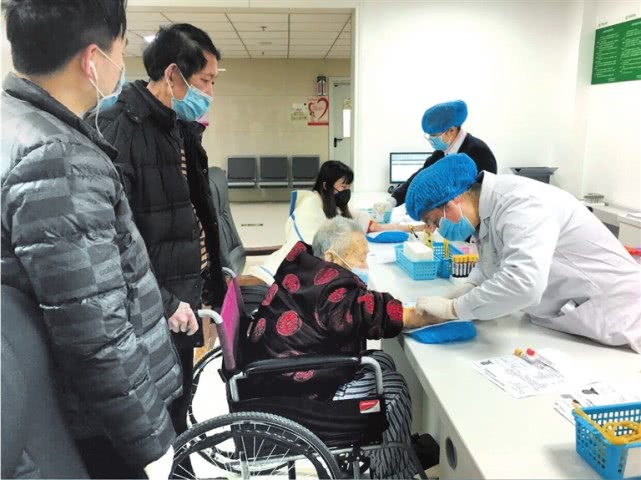 重庆空巢独居老人招聘一对一保姆,重庆照顾老人住家保姆价格