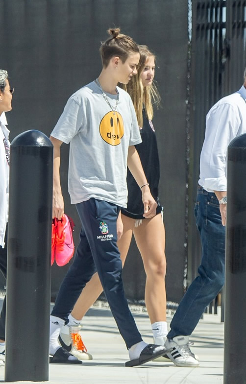 贝克汉姆带儿子踢足球,贝克汉姆贝嫂带小七