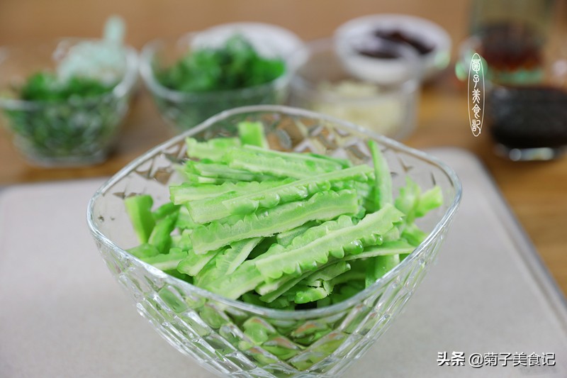 凉拌苦瓜最好吃的做法不泼油,凉拌苦瓜甜最好吃的做法