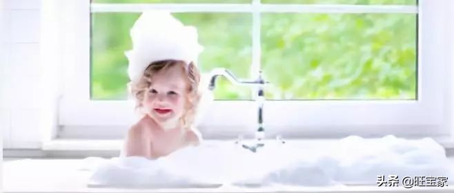 每次洗澡宝宝都要跟着怎么办,孩子每次洗澡起来都哭闹怎么回事