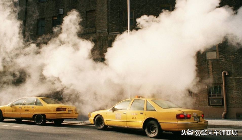 冬天排气管冒青烟怎么回事,冬天热车排气管冒白烟是正常的吗