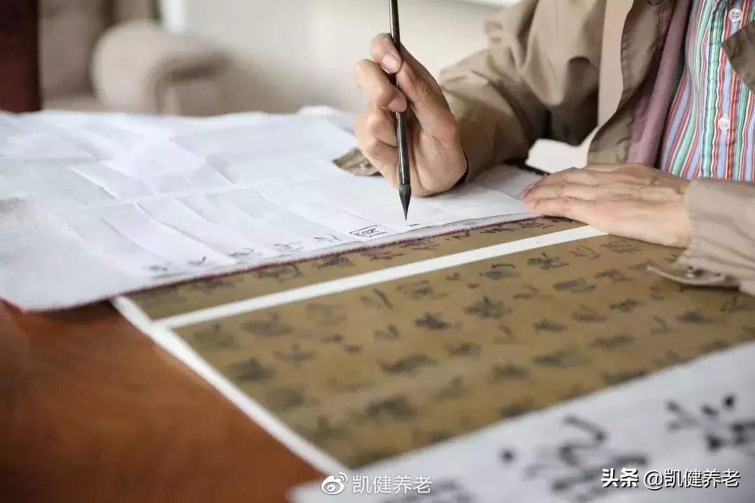 莫道桑榆晚为霞尚满天哪一年写的,莫道桑榆晚为霞尚满天是什么意思