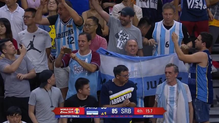 *情纵**狂欢！阿根廷球迷掩面哭泣，赤裸上身狂舞，更衣室快被掀翻了