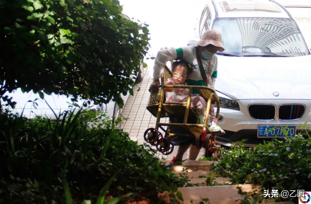 42岁残疾妈妈借钱做试管婴儿,残疾单亲母亲为女儿做手术