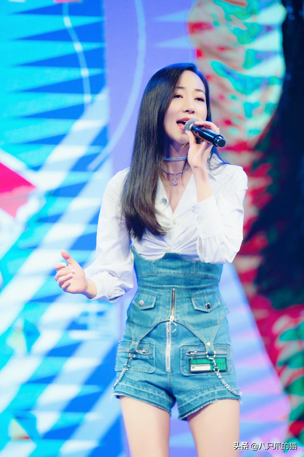 韩雪短裙子机场,韩雪机场穿短裤跷二郎腿