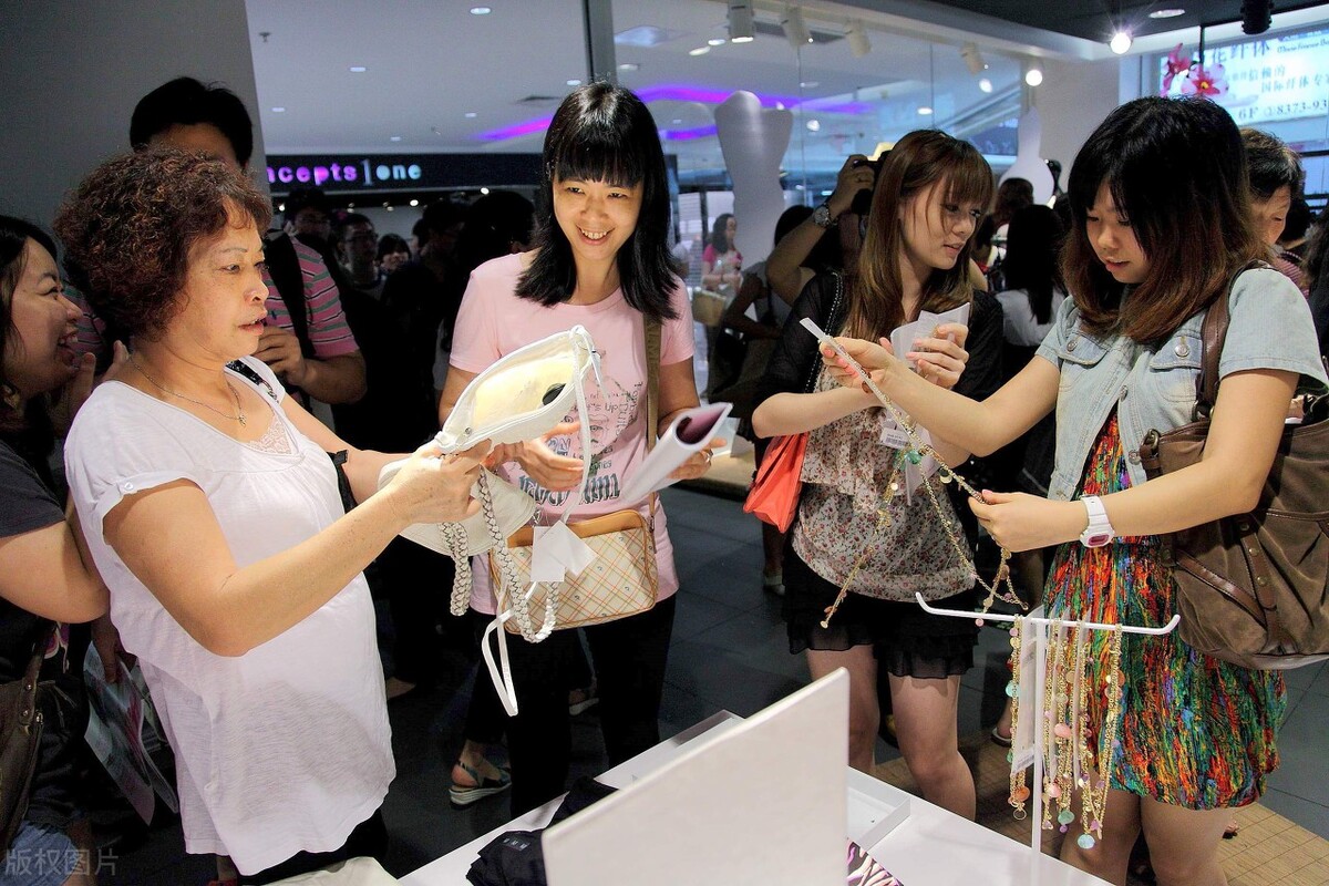 一家服装店一个月的利润,一家服装店10万做什么生意