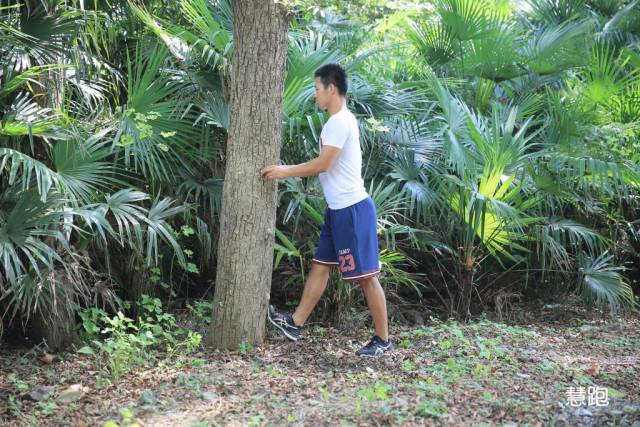 小臂拉伸细节,跳绳热身拉伸动作细节