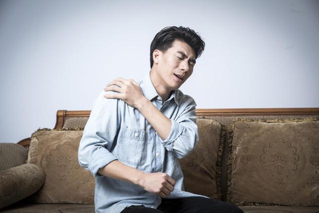 肩周炎甩胳膊越甩越疼,肩周炎甩手臂能自愈吗