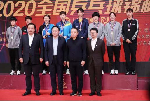 张本兄妹挑战国乒,张本妹妹打乒乓