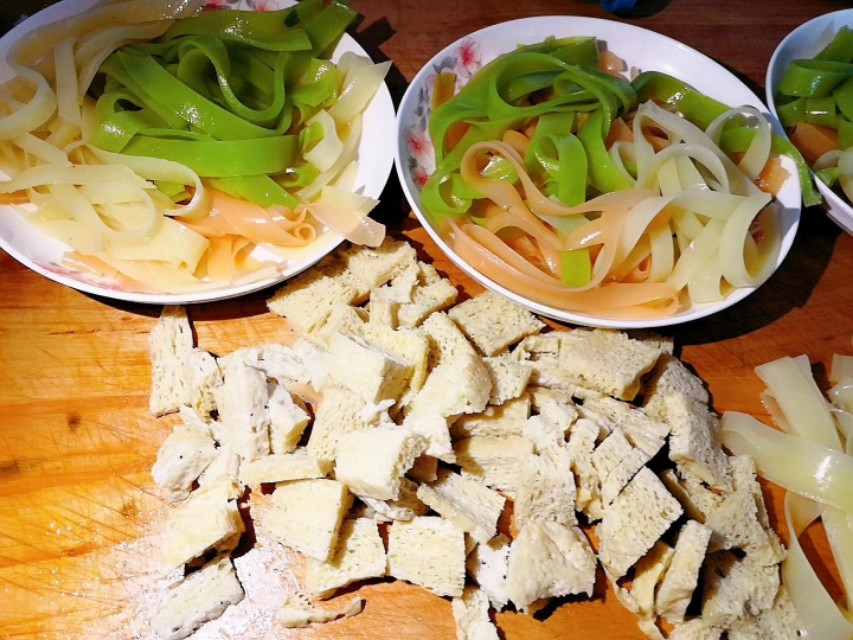 五彩凉皮的做法和配方视频,五彩凉皮的家常做法