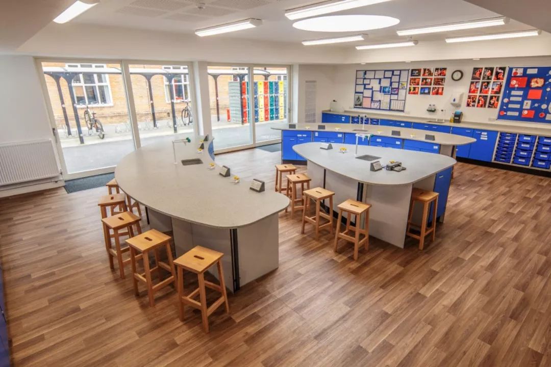 萨里沃特福德主教练,萨里郡大学