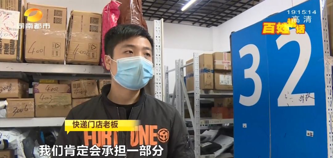 湖南大型犬追赶小孩外婆护住摔倒,白衣男子上前踹大型犬致老人摔倒