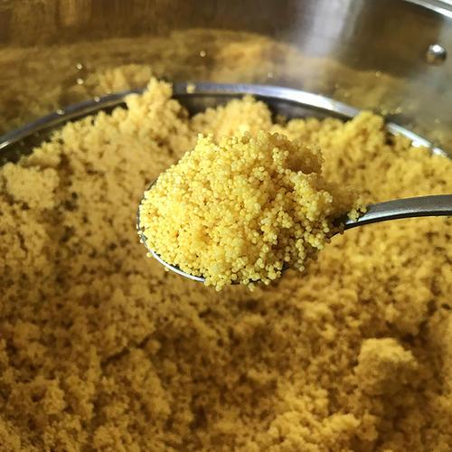 如何自己制作鹦鹉吃的蛋小米,在家如何给鹦鹉做蛋小米