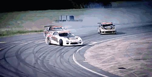 汽车在行驶中突然拉手刹会怎么样,汽车行驶中突然拉电子刹车伤车吗