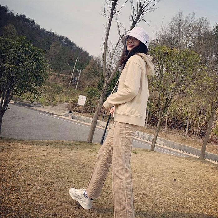 江疏影喇叭裤怎么搭配,江疏影皮衣配喇叭裤