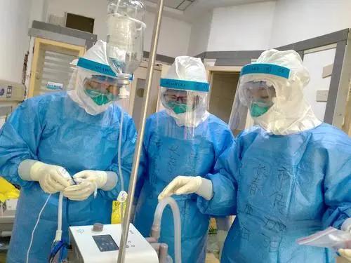 长春市传染病医院结核性胸膜炎科主任赵云虹：为24小时“监督”患者，她把睡床搬到监控室