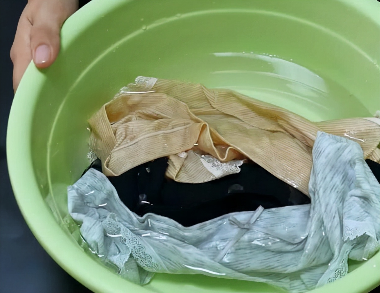 女生短裤发黄发硬怎么清洗,内裤变得很黄清洗小妙招