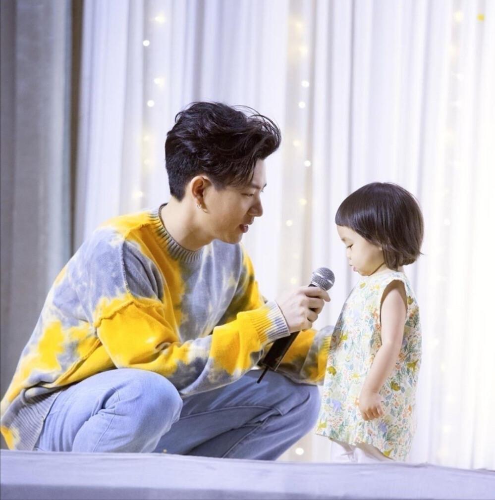 他泰男星和小朋友的治愈同框：BP一家三口关大爷画风不对