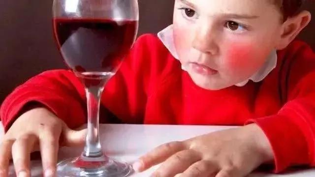 每喝一次酒就伤一次肝,每喝一次酒就受伤一次