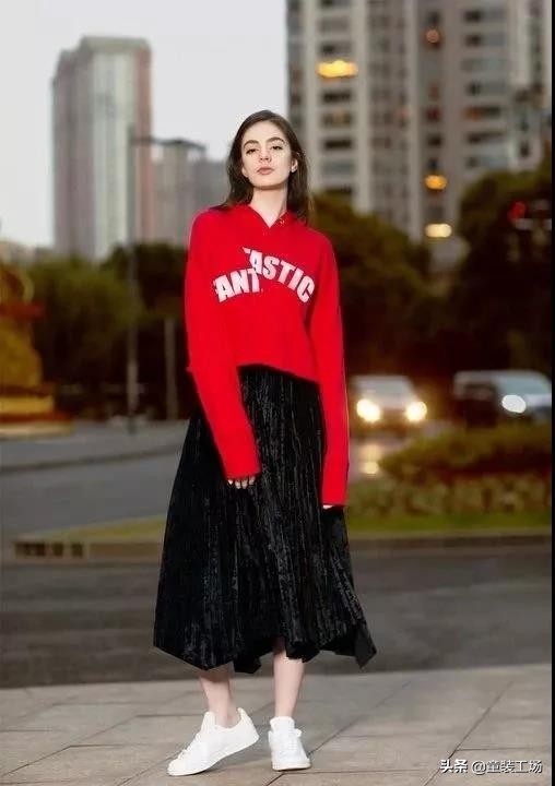 春天卫衣百褶裙的穿搭方法,如何用一条百褶裙穿遍四季不重样