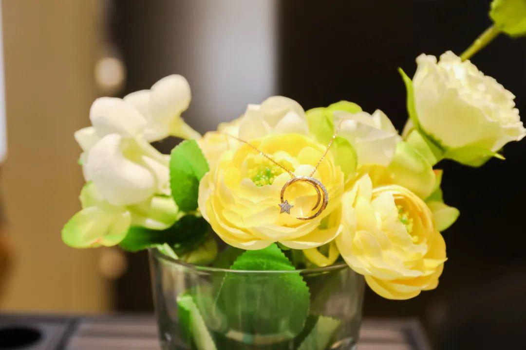 不看血亏!5.9折的克拉钻、买正装送正装的YSL,成都就这儿有