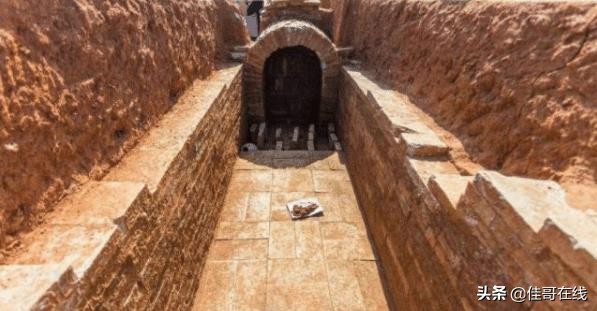 小伙进入千年古墓发现led灯,揭秘古墓长明灯千年不熄之谜