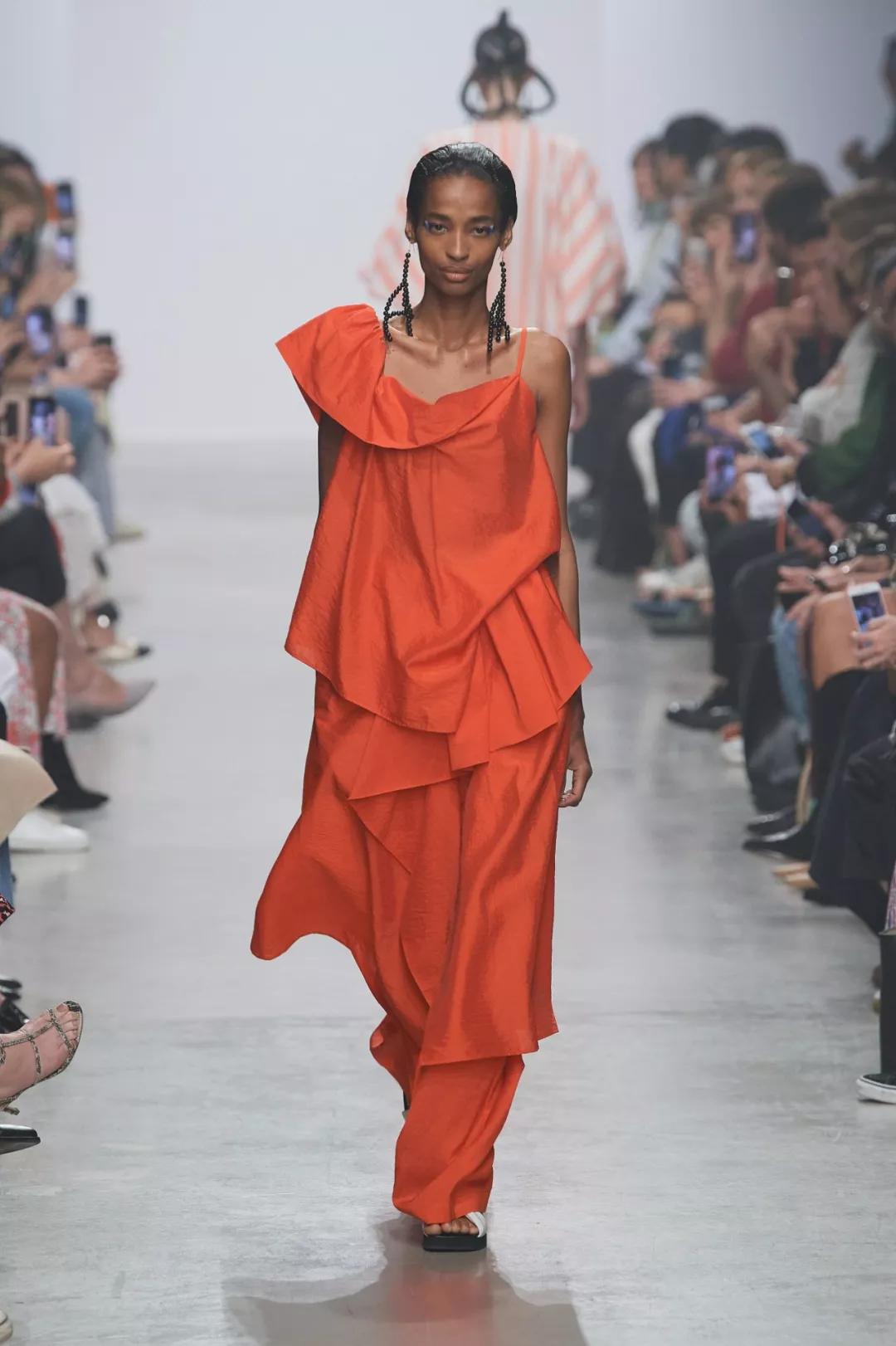 2020流行什么颜色的衣服,今年最流行的衣服颜色是什么颜色