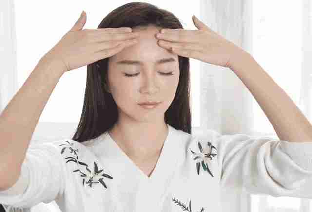 为什么擦乳液脸上油油的,为什么擦了乳液很油腻