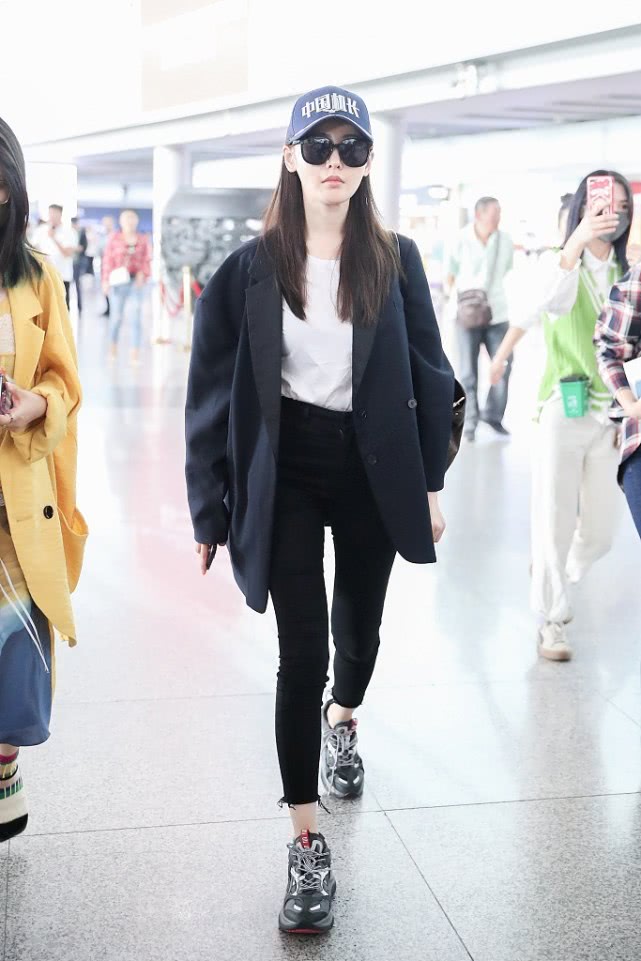 张天爱等明星镂空白西装造型,张天爱穿衣风格展现多元时尚世界