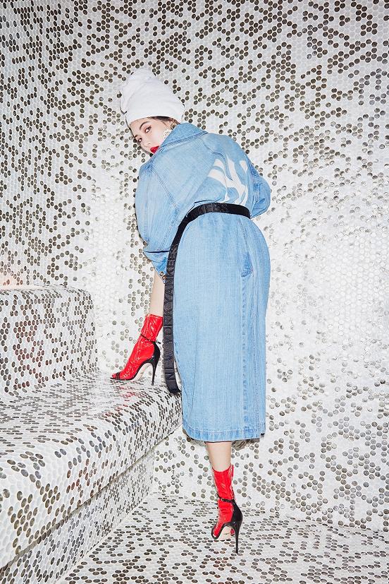 金泫雅黑黄鞋子,金泫雅最新机场同款鞋