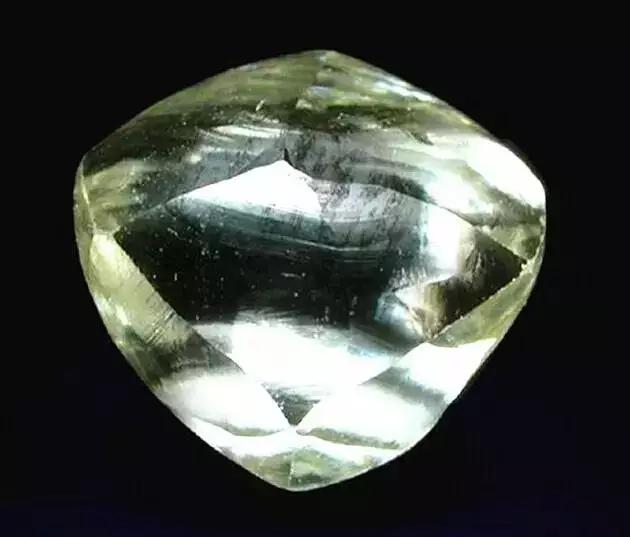 这些石头价值不菲，随便捡到一块妥妥的人生赢家