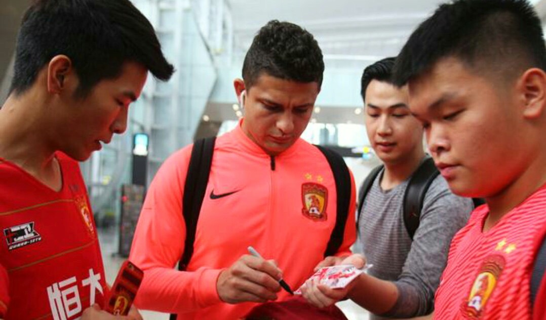 保利尼奥郑智完整视频,保利尼奥塔利斯卡墨镜