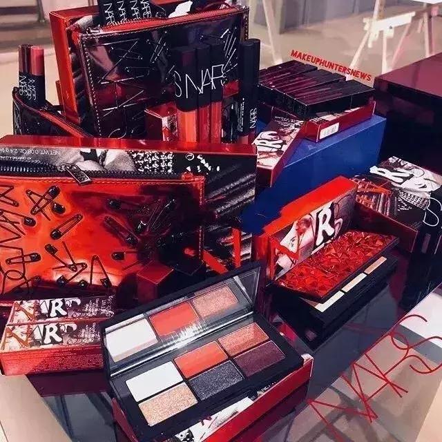 圣诞限定彩妆大牌,2018圣诞限定彩妆礼盒大分享