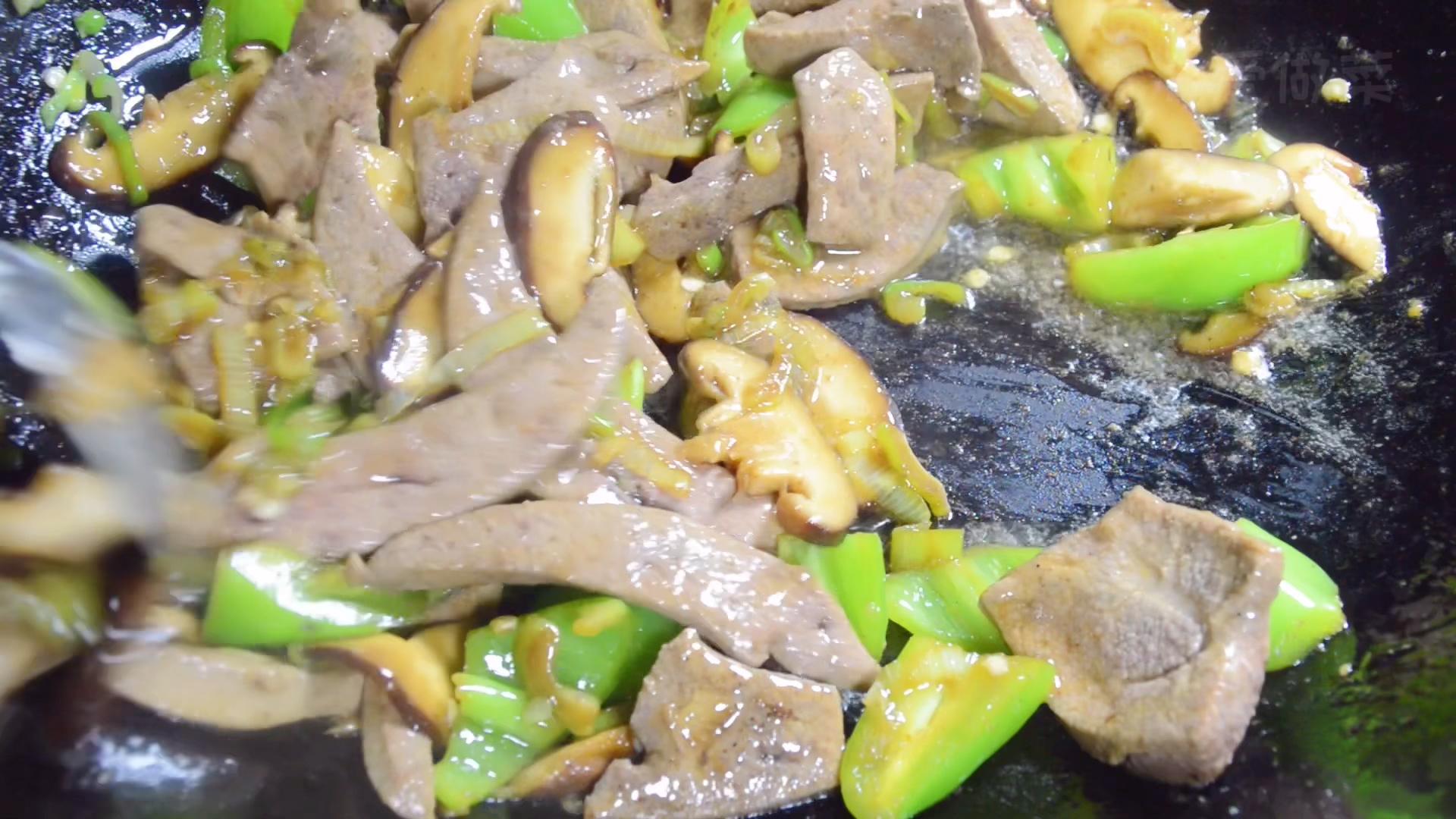 猪肝只用水洗就错了，等于吃毒素，50万大厨教你一招，毒素全跑光