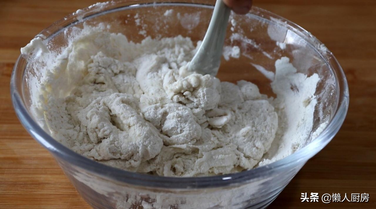 1斤面粉1个鸡蛋教你在家自制拉面,普通面粉拉面的做法全过程