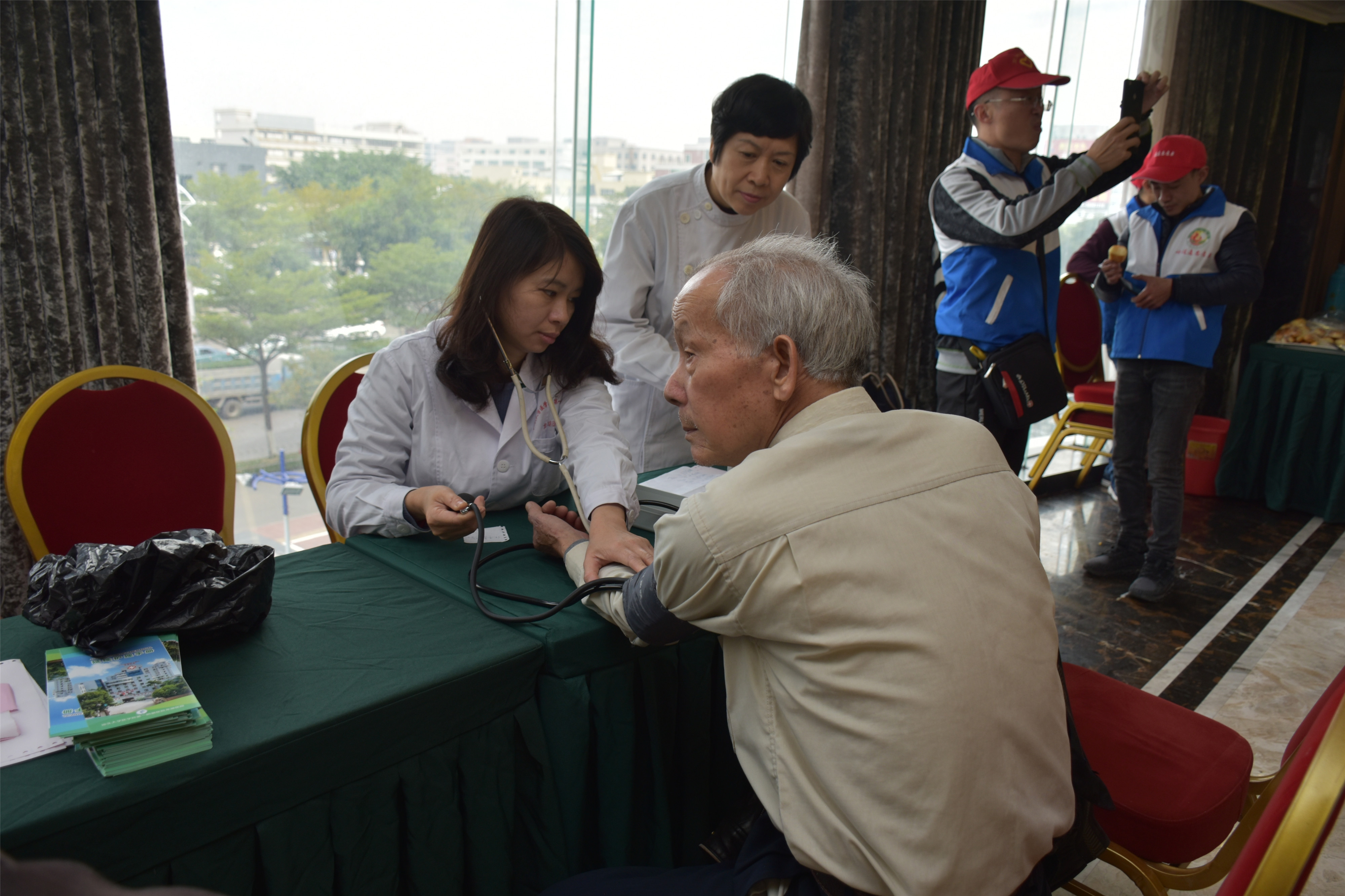 龙湖区第八个善待鳏寡百叟宴今举行铂晶大酒店多年资助大爱奉献