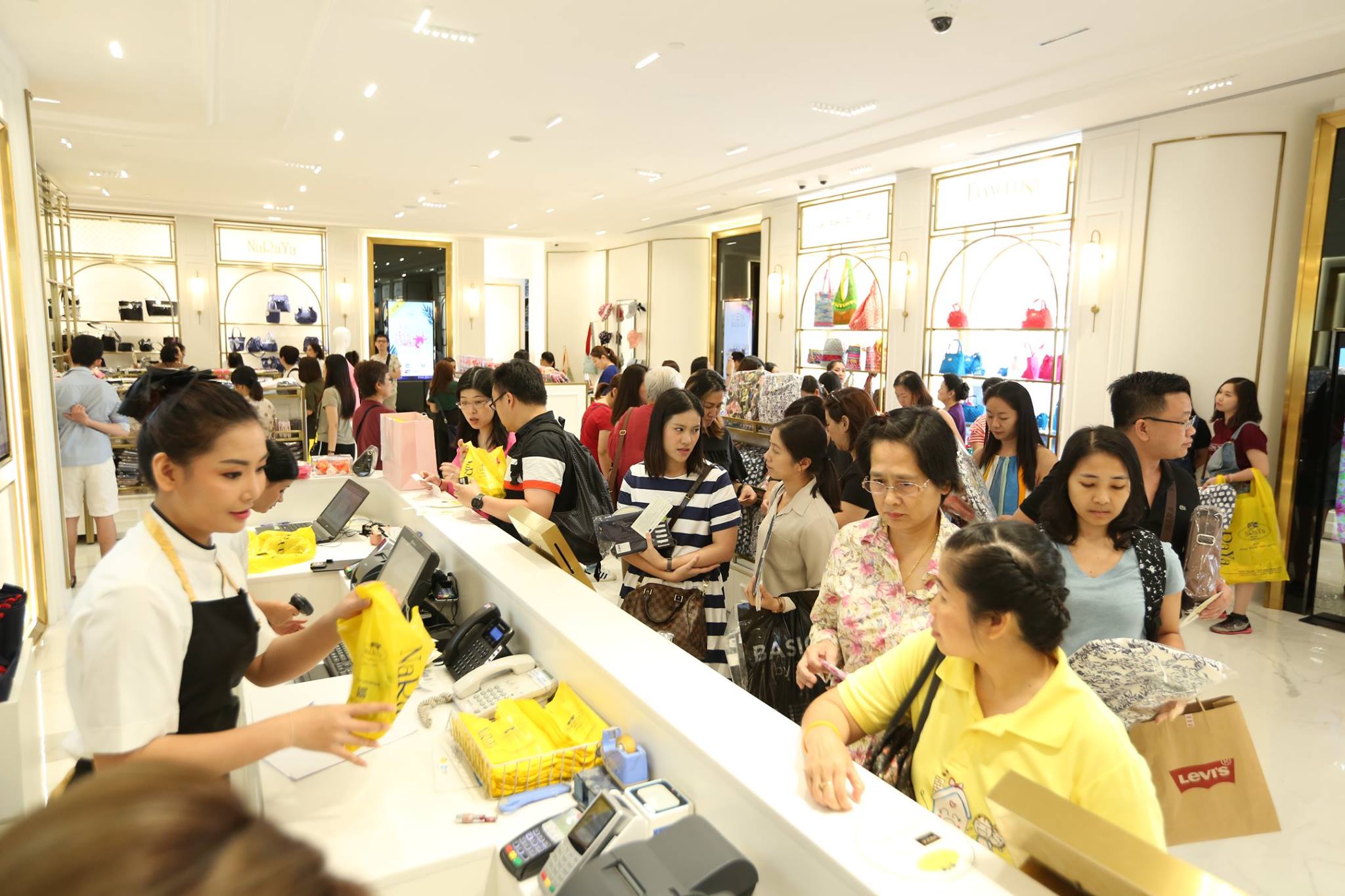 泰国曼谷买naraya包在哪里,泰国naraya曼谷包多少钱